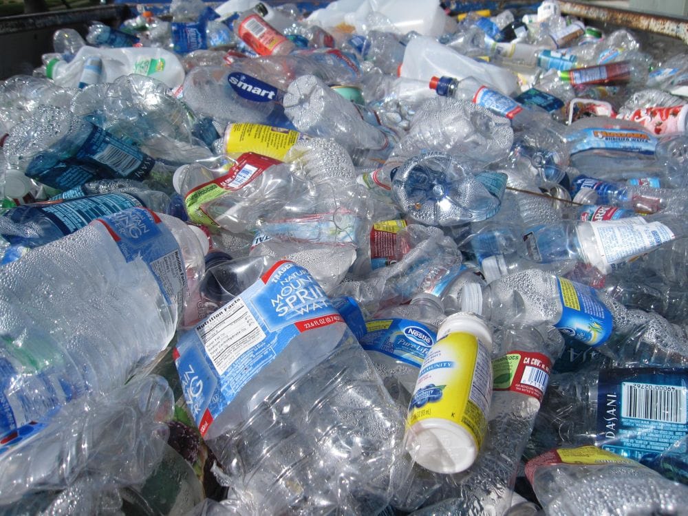 Müllberg aus Plastikflaschen