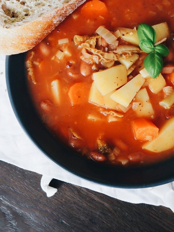 Vegane Minestrone mit Basilikum, Bohnen, Kartoffeln, Wirz, Karotten, Broccoli und CIabatta mit Tomatensauce