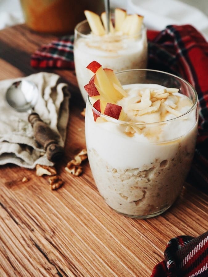 Veganes Birchermüesli, Haferflocken mit Sojajoghurt, Früchten, Nüssen