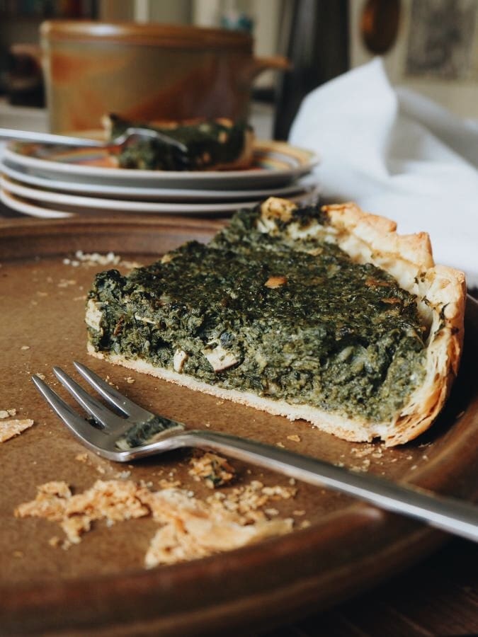 Leckere vegane Spinat Quiche mit Räuchertofu und Blätterteig