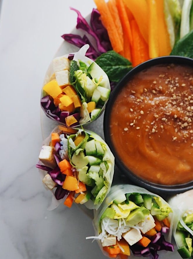 Vegane Summer Rolls mit viel Vitaminen, an einer einzigartigen Hoi-Sin Erdnusssauce. Die Frische wird durch Pfefferminze und Koriander gewährleistet.