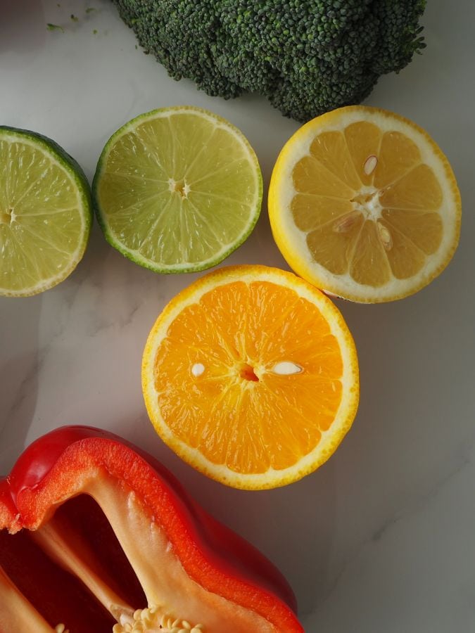 Vitamin C Quellen für eine verdreifachung der Eisenaufnahme. Rote Paprika hat am meisten Vitamin C. Auch Orangen, Limetten, Zitronen und Brokkoli verfügen einen hohen Anteil an Vitamin C.