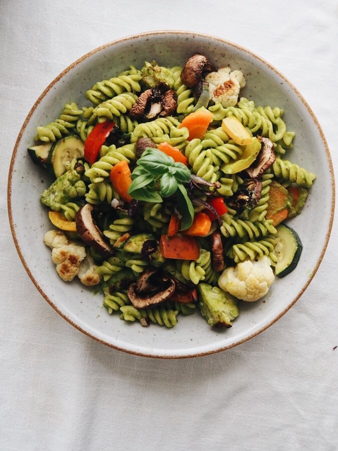 Pasta mit Ofengemüse und veganer Basilikumpesto