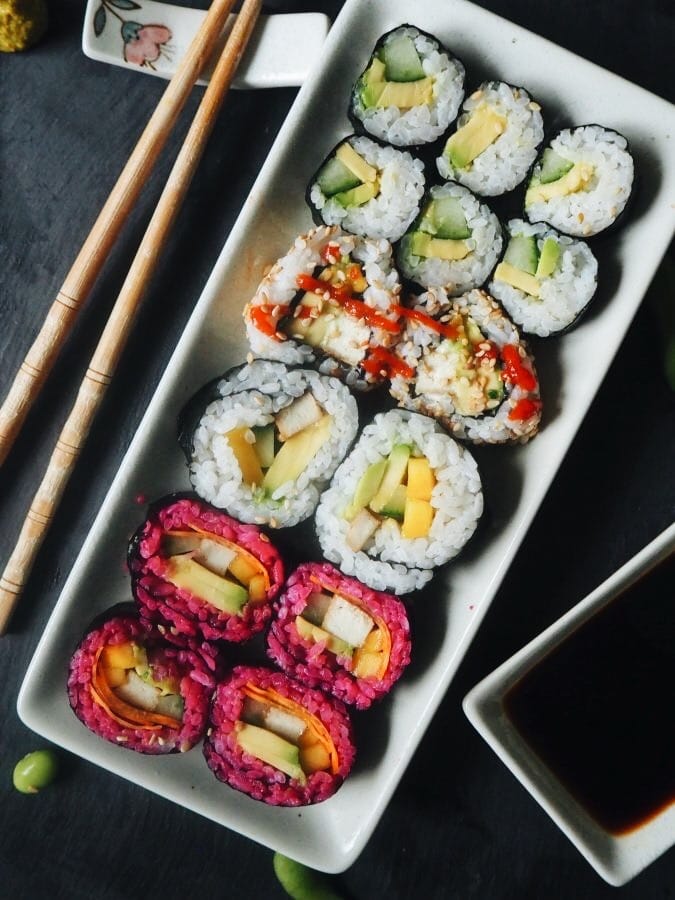 Sushi in veganer Form zubereitet, fluffiger Sushireis, Noriblatt und dazu marinierter Tofu, Mango, Avocado, Gurke usw.