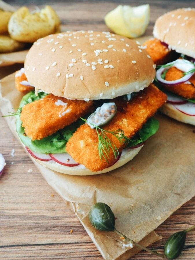 Veganer Fischburger oder veganes Fischbrötchen mit Mayo und richtig geilen Fischstäbchen, die vegan sind und wie das Original schmecken.