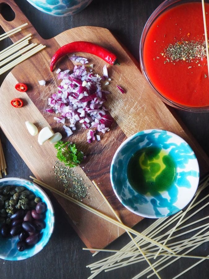 Eine geniale Sugo mit Knoblauch, roten Tropea Zwiebeln, schwarzen Oliven, Kapern und Chillies. Dazu hochklassiges italienisches Olivenöl. Zum würzen noch italienische Kräuter.